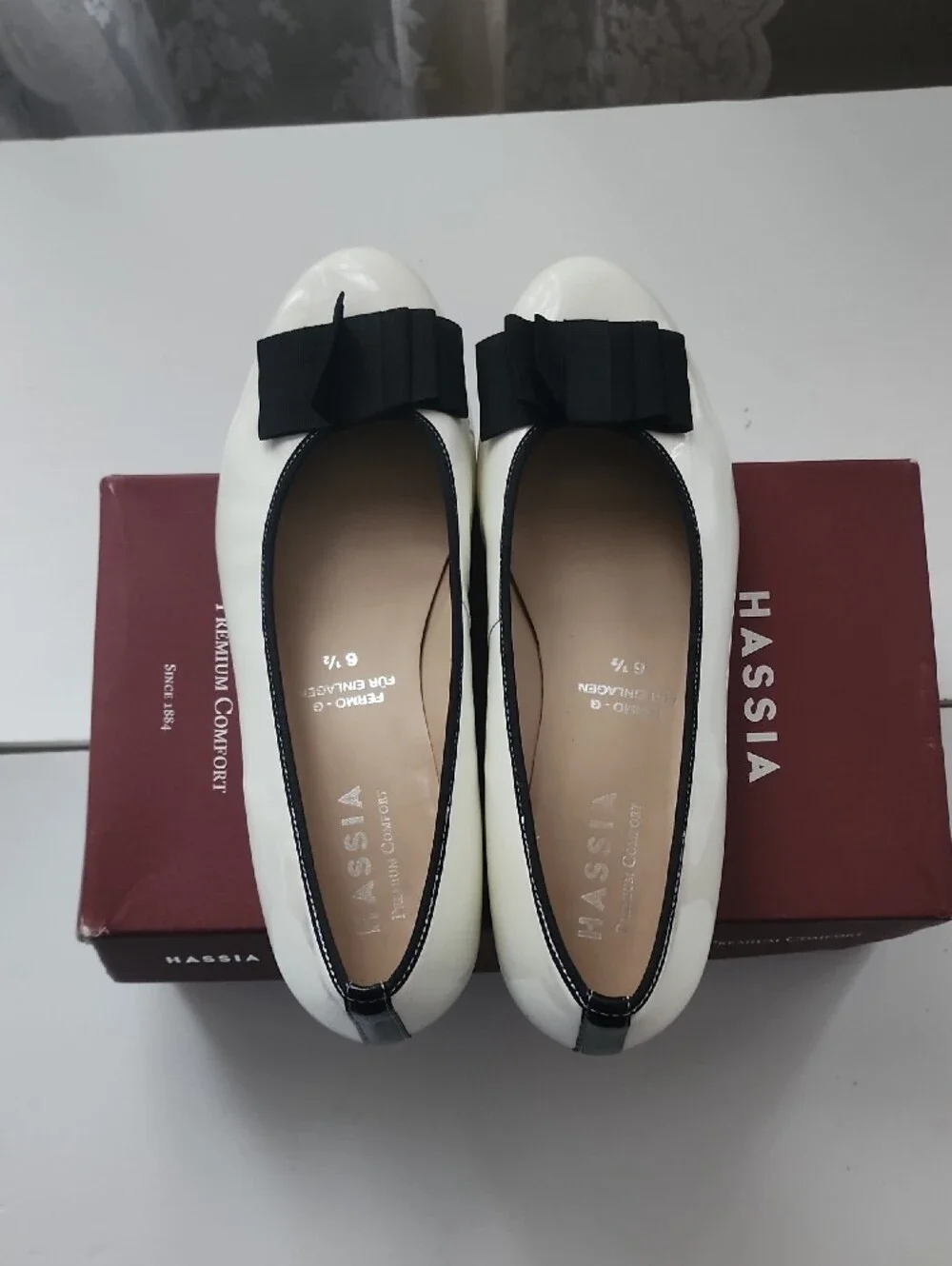 White Leather Bow Trim Flats